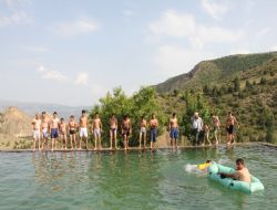 Sıcaktan bunalan havuza atladı
